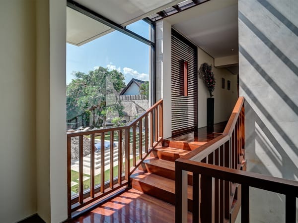 Casa Evaliza - Master suite pavilion stairwell with a view of the pool